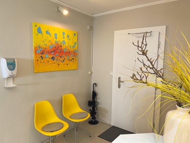 Wartebereich mit gelben Stühlen