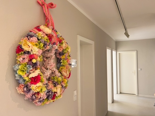Praxis-Flur mit Blumenkranz